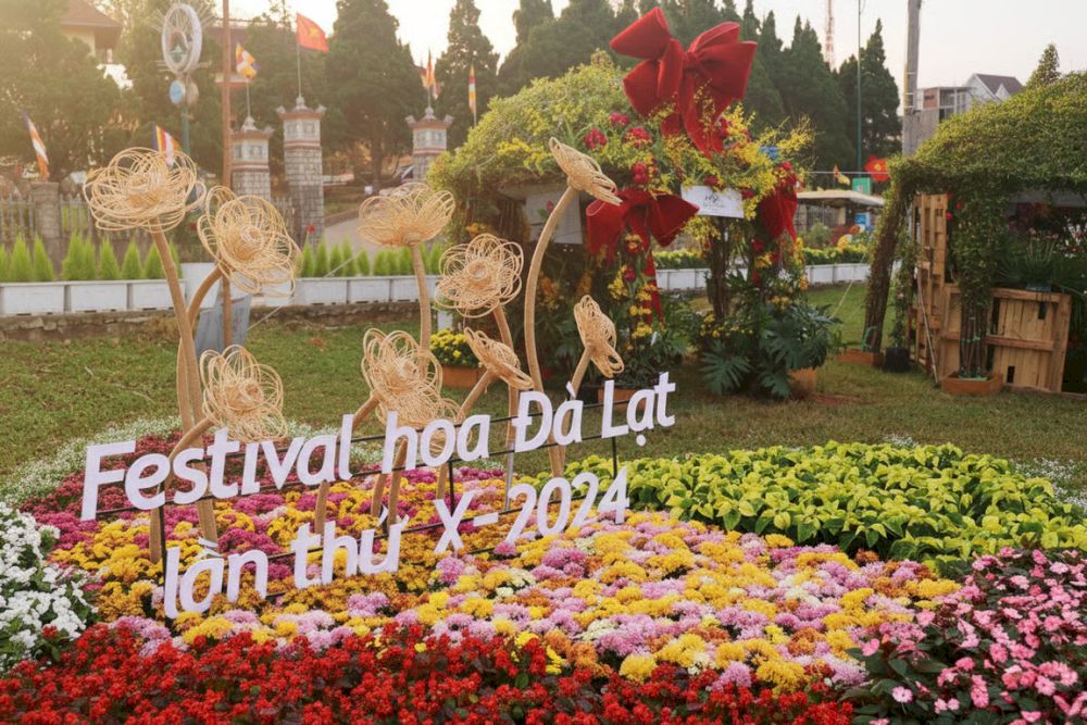 The festival combines exquisite floral art with cultural performances and fashion shows